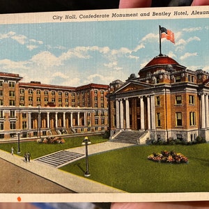 Lindo cartão postal de linho antigo da Prefeitura, Monumento Confederado e Hotel Bentley em Alexandria, Louisiana