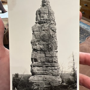 Lindo cartão postal antigo RPPC com foto real do Monumento do Diabo, Camp Douglas, Wisconsin - Seidl Photo