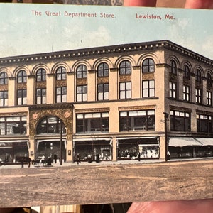 Cartão postal colorido antigo e legal da grande loja de departamentos em Lewiston, Maine, de 1908