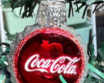Adorno de cristal con forma de tapa de botella de Coca-Cola, nuevo y encantador, de la marca Darling, con diseño de tapa de botella de Coca-Cola, ideal para Navidad al estilo tradicional.