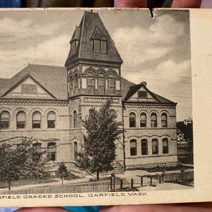 Lindo cartão postal antigo em preto e branco RPPC com foto real da Garfield Graded School em Garfield, Washington