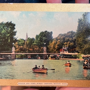 Schöne antik kolorierte Postkarte von Bridge and Pond, Public Gardens in Boston, Massachusetts mit Ruderbooten 1911