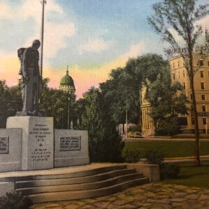 Cycle rotary commémoratif de la Première Guerre mondiale menant au nouveau pont Augusta House et dôme du Capitole en arrière-plan Augusta Maine Carte postale vers 1940