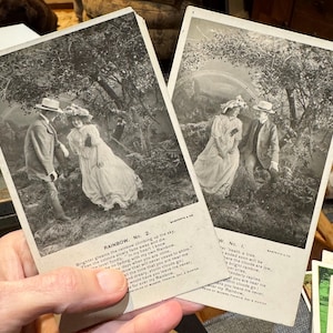 Zauberhafte Antike Foto-Postkarte eines jungen Paares mit Gedicht Rainbow No 2