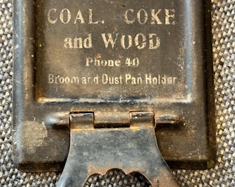 Elegante porta scopa e paletta in metallo antico di Taggert & Roberts per carbone, coke e legno, da appendere al muro, La Grange, Illinois, anni '20.