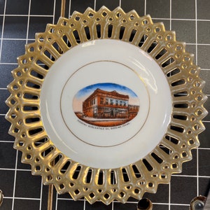 Hermosa placa de porcelana perforada antigua de Gooding Mercantile Co en Gooding, Idaho