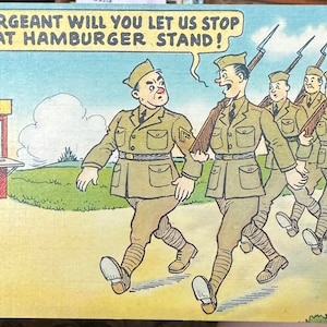 Fabuloso e engraçado cartão postal antigo da Segunda Guerra Mundial do sargento com seus homens marchando que querem parar em uma barraca de hambúrguer