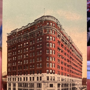 Belle carte postale colorisée antique des bâtiments White et Henry 4th Avenue et Union Street à Seattle, Washington