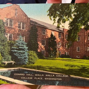 Schöne antike Leinen Postkarte von Conard Hall am Walla Walla College in College Place, Washington