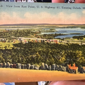 Lindo cartão postal antigo com vista de Rest Point, US Highway 61, entrando em Duluth, Minnesota