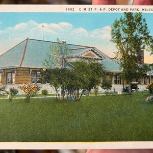 Belle carte postale en lin antique de Chicago, Milwaukee, St. Paul et Pacific Railroad Depot and Park, Miles City, Montana