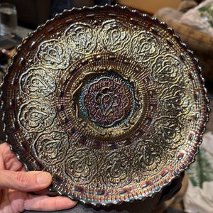Impresionante plato de cristal de carnaval con medallón persa antiguo de Fenton