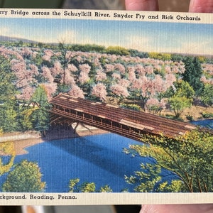 Fantastische Antike Leinen Postkarte von Stoudt Ferry Bridge über den Schuylkill River, Snyder Fry & Rick Orchards in Reading, Pennsylvania