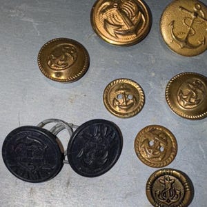 Coole Sammlung von 14 Vintage Metall Anker & Militär Knöpfe