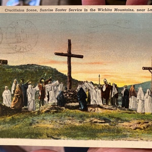Bella cartolina antica colorata della scena della crocifissione, servizio di Pasqua all'alba nelle montagne Wichita vicino a Lawton, Oklahoma