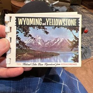 Uroczy mały minibroszura w stylu pocztówki z lat 50. i 60. „Wyoming i Yellowstone” odtworzony z Kodachromes