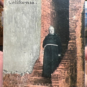 Cartão postal colorido antigo e legal de 1916 do Padre O'Keefe na Missão San Luis Rey, na Califórnia