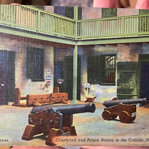 Favolosa cartolina in lino vintage antico di un cortile e stanze della prigione nel Cabildo di New Orleans, Louisiana