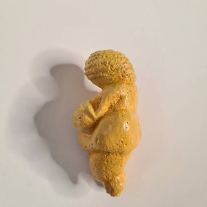 Venus von Willendorf gelb