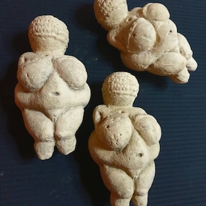 Venus of Willendorf Vienna prehistoric figure Female 30 000 BC, Wien KHM aus kunstsandstein patiniert mit naturpigmente, 11cm hoch 1pcs