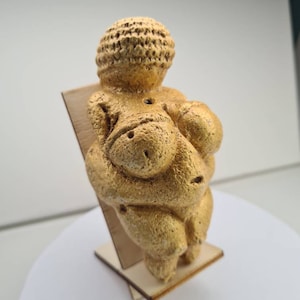 Gold Venus of Willendorf Wien - patina