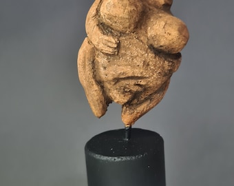 Réplica de la Venus de Hohle Fels, figura de la diosa prehistórica