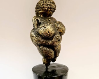 Réplica de la Venus de Willendorf, escultura de la diosa prehistórica, Austria
