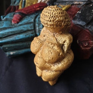 Goldene Venus von Willendorf schonste replica, 11cm hoch wie original gemacht, alle süßeste prähistorische Frau