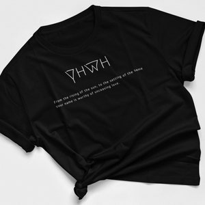Può includere: Maglietta nera con testo bianco che recita "YHWH" e "From the rising of the sun, to the setting of the same Your name is worthy of unceasing love."