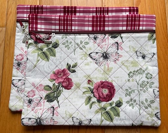 Bolsa para proyecto de punto de cruz acolchada con rosas de vino tinto