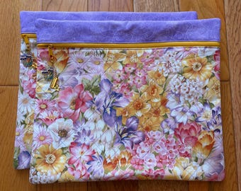 Bolsa para proyectos de punto de cruz acolchada con diseño de iris morado