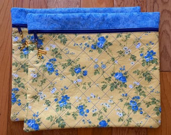 Bolsa para proyectos de punto de cruz acolchada con rosas azules