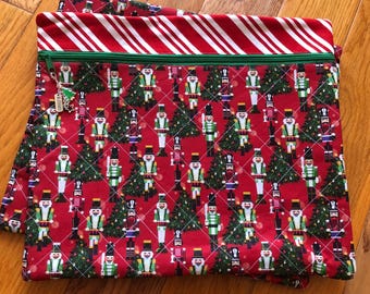 Bolsa acolchada para proyecto de punto de cruz con Cascanueces navideños rojos