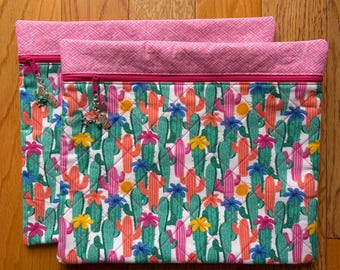 Bolsa para proyectos de punto de cruz acolchada con diseño de cactus rosa