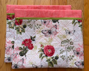 Bolsa para proyectos de punto de cruz acolchada con rosas de coral