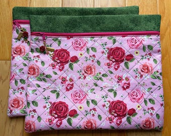 Hermosa bolsa acolchada para proyecto de punto de cruz con rosas rosas