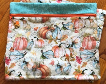 Bolsa acolchada para proyecto de punto de cruz con calabazas de otoño en color verde azulado
