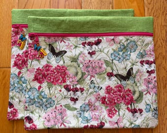 Bolsa para proyectos de punto de cruz acolchada con diseño de mariposa floral