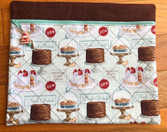 Bolsa para proyecto de punto de cruz acolchada con diseño de pastel de chocolate