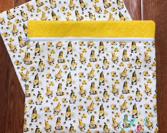 Bolsa acolchada para proyectos de punto de cruz con diseño de gnomo abeja