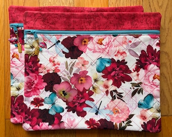 Bolsa para proyectos de punto de cruz acolchada con estampado floral rojo