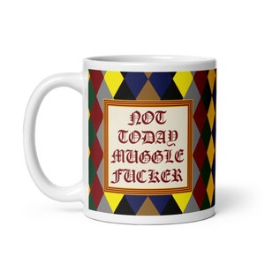 Pode incluir: Caneca de cerâmica branca com um padrão de losangos coloridos e o texto "NOT TODAY MUGGLE FUCKER" em uma fonte decorativa. A caneca tem uma alça branca e um acabamento brilhante.