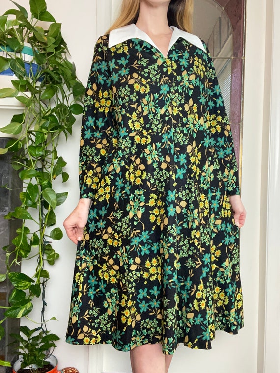 1970s Black Floral Print Midi with Oversized Coll… - image 2