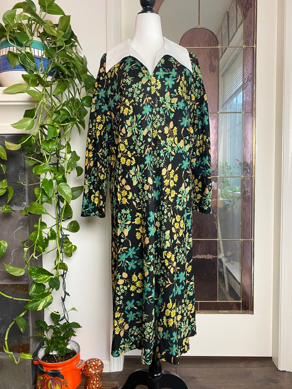 1970s Black Floral Print Midi with Oversized Coll… - image 3