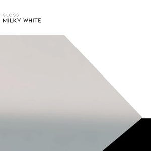 K&ouml;nnte beinhalten: Ein minimalistisches Design mit einer gl&auml;nzenden, milchig-wei&szlig;en Oberfl&auml;che. Das Bild enth&auml;lt den Text "GLOSS MILKY WHITE" oben, mit einer geometrischen Komposition aus wei&szlig;en, grauen und schwarzen Formen. Das Design ist sauber und modern.