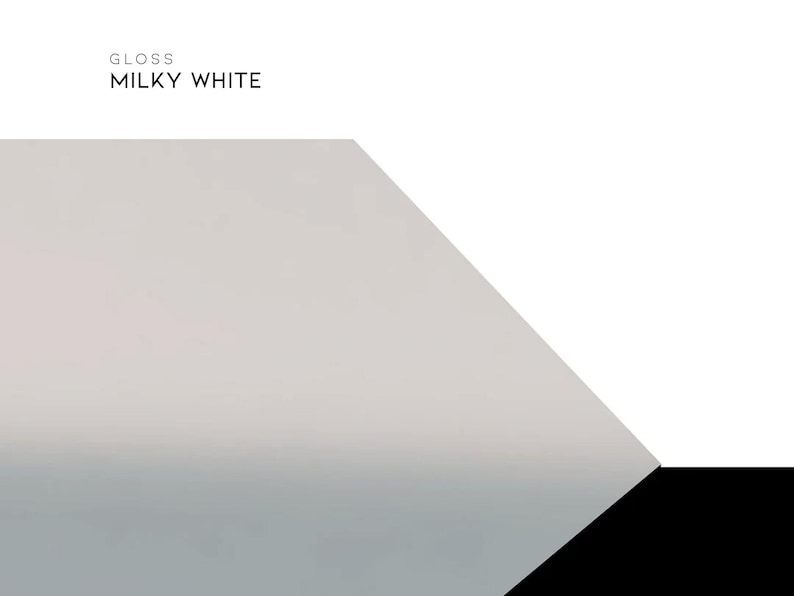 K&ouml;nnte beinhalten: Ein minimalistisches Design mit einer gl&auml;nzenden, milchig-wei&szlig;en Oberfl&auml;che. Das Bild enth&auml;lt den Text "GLOSS MILKY WHITE" oben, mit einer geometrischen Komposition aus wei&szlig;en, grauen und schwarzen Formen. Das Design ist sauber und modern.