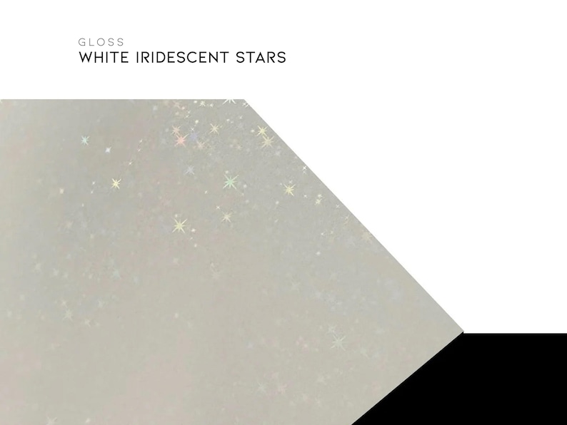 K&ouml;nnte beinhalten: Gl&auml;nzende wei&szlig;e Oberfl&auml;che mit schillerndem sternf&ouml;rmigem Glitzer. Der Text "WHITE IRIDESCENT STARS" wird &uuml;ber der Oberfl&auml;che angezeigt. Der Hintergrund ist wei&szlig; mit einer schwarzen Ecke.