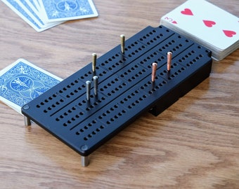 Tablero de cribbage para 3 jugadores, color negro - Personalizable con grabado láser - Capacidad para una baraja de cartas - Incluye clavijas