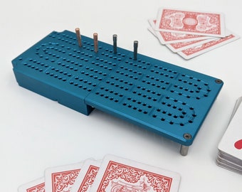 Tablero de Cribbage de aluminio para viajes, clásico juego plegable para dos jugadores, guarda de forma segura las clavijas del cribbage y la baraja de cartas.