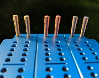 Las clavijas de cribbage de metal se adaptan a la mayoría de los tableros de cribbage estándar